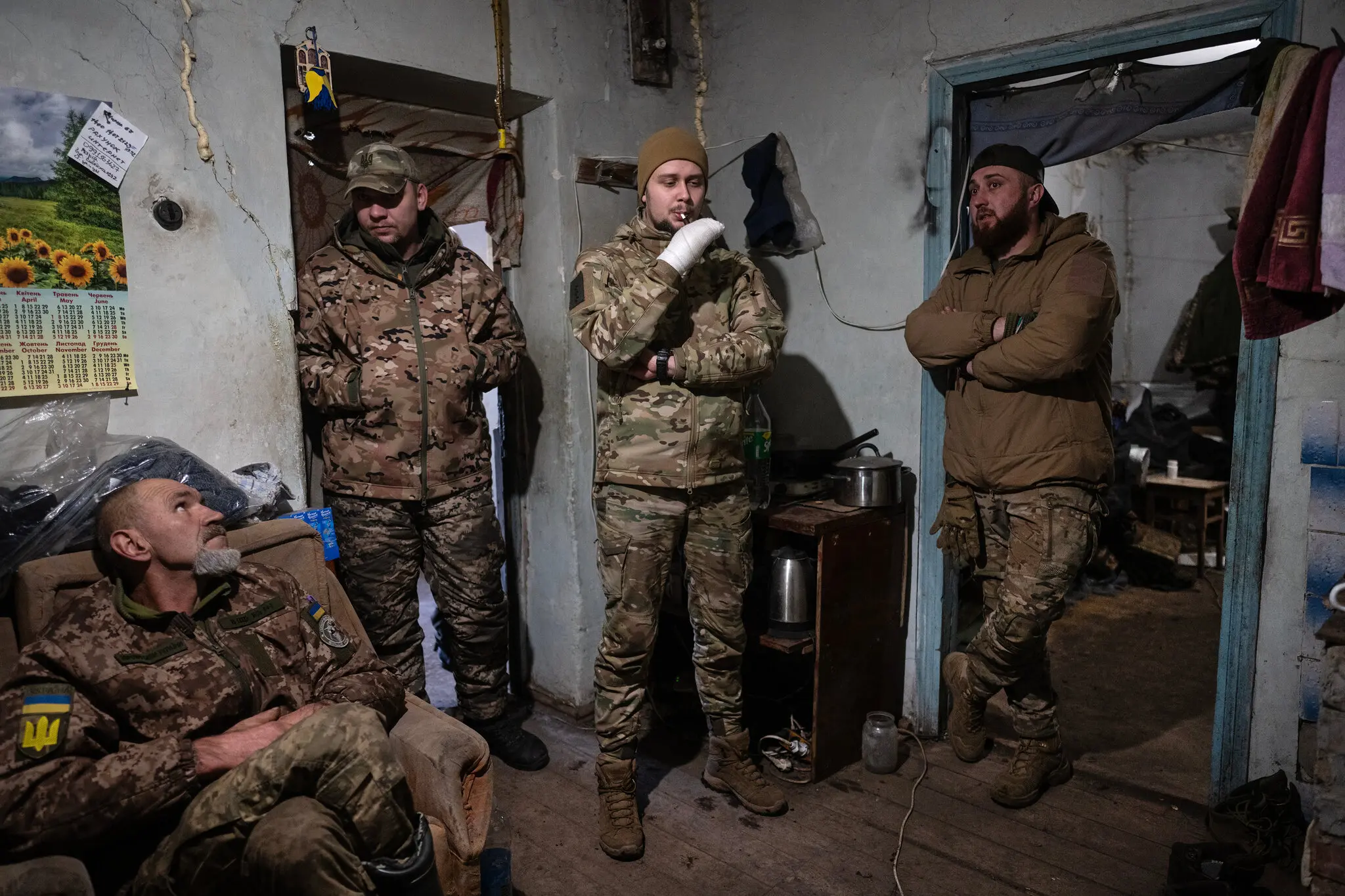 Бійці, які нещодавно вийшли з Авдіївки, відпочивають у селі на захід від міста.